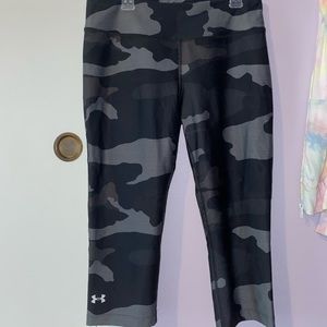Women’s camouflage Capri under armour leggings
